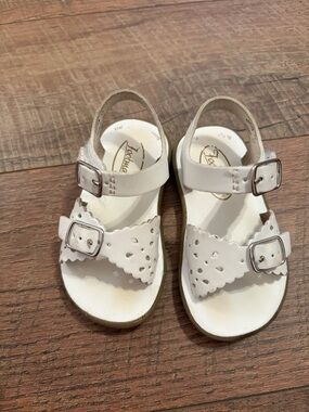 FootMates White Scalloped Sandals